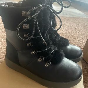 UGG PATENT LEATHER/ SHERPA FUR